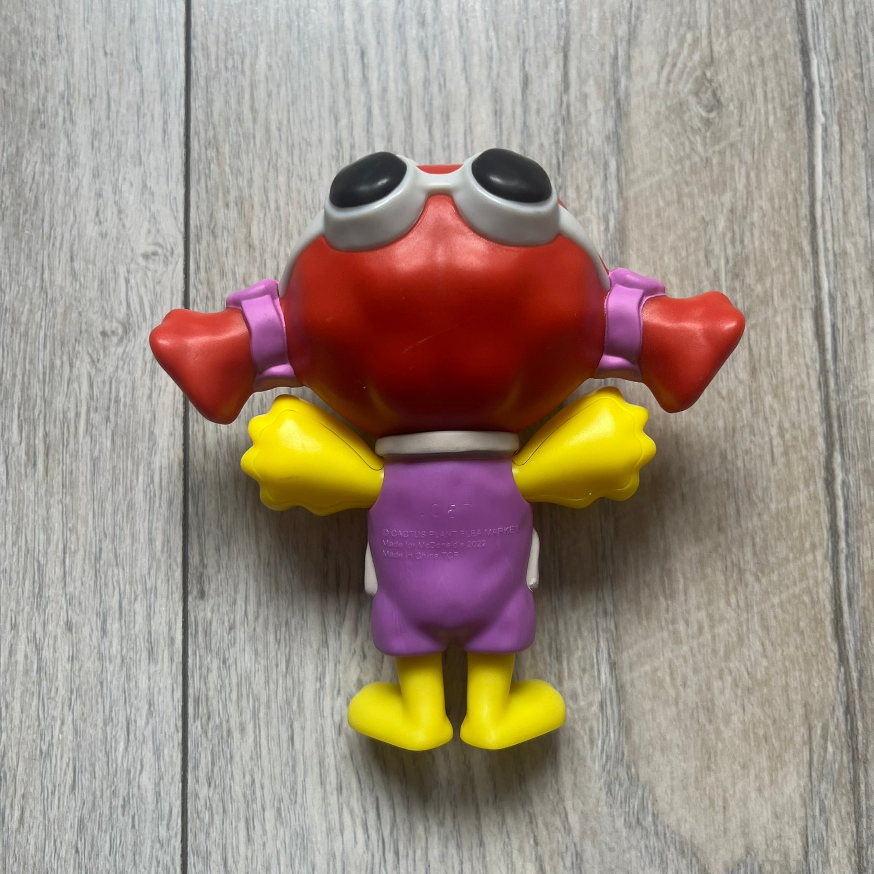 CPFM x McDonald's Birdie The Early Bird Figure from the 2022 collaboration between Cactus Plant Flea Market and McDonald’s. Features the signature yellow Bird character wearing a pruple and orange McDonald’s overalls ,with CPFM’s iconic four-eye design. Released as part of the adult Happy Meal collection in FW22, licensed on the back. Comes with the Foil bag.