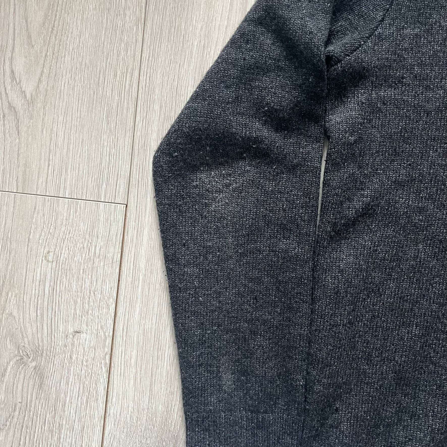  The Carhartt WIP Allen Sweater blends function and refinement in a dark gray wool–nylon knit. Midweight with ribbed details at the neck, cuffs, and hem, it ensures warmth and flexibility. A classic, durable knit that captures the minimal craftsmanship of Carhartt WIP.