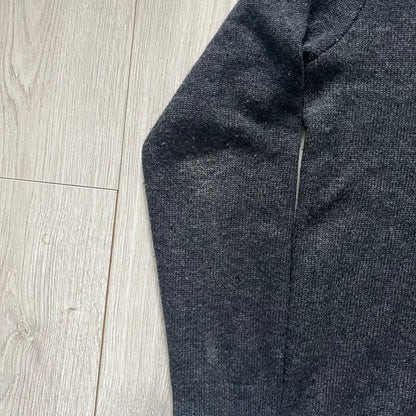  The Carhartt WIP Allen Sweater blends function and refinement in a dark gray wool–nylon knit. Midweight with ribbed details at the neck, cuffs, and hem, it ensures warmth and flexibility. A classic, durable knit that captures the minimal craftsmanship of Carhartt WIP.