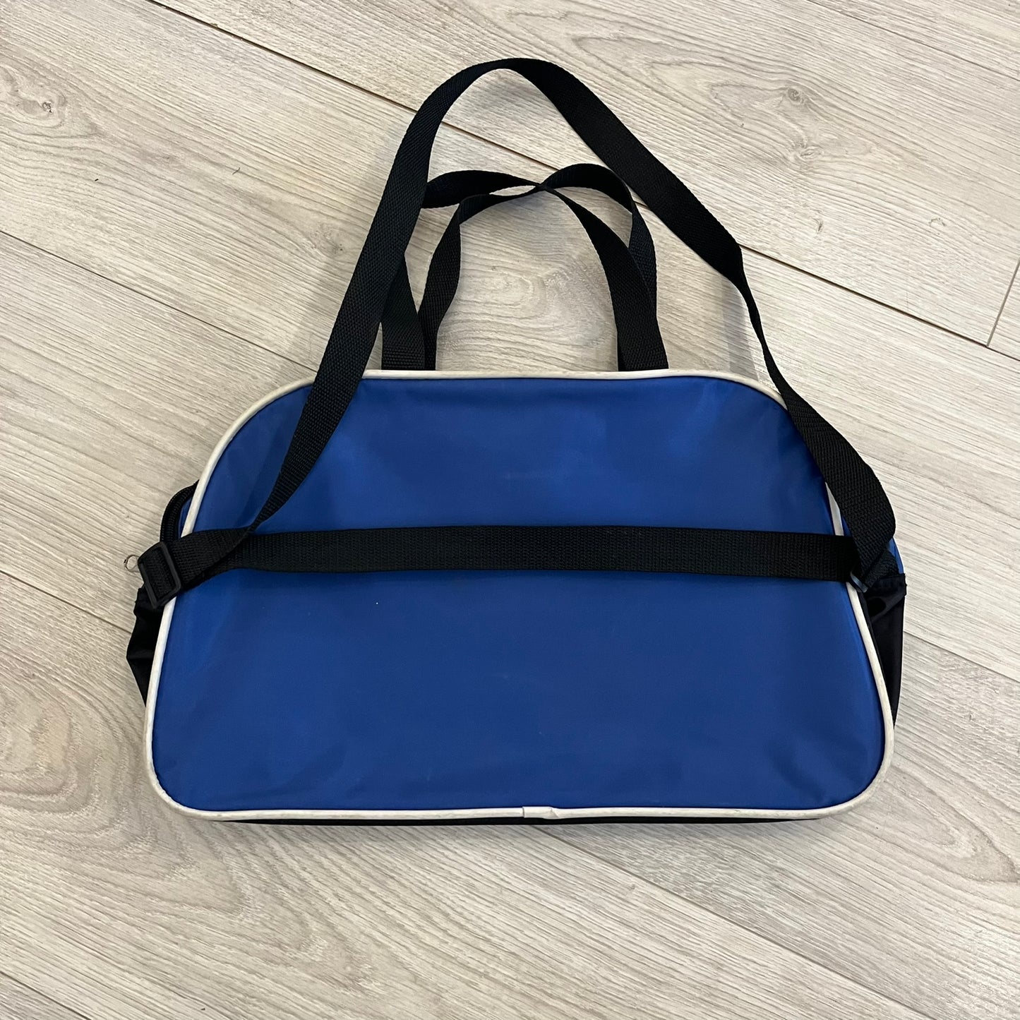 Blue Cartoon Network “Ben 10” handbag with black straps. Features a front graphic of Ben 10 with several of his evolve forms and the Ben 10 logo on the bottom right. Includes an internal Cartoon Network tag marked S10 for the 2010 season.