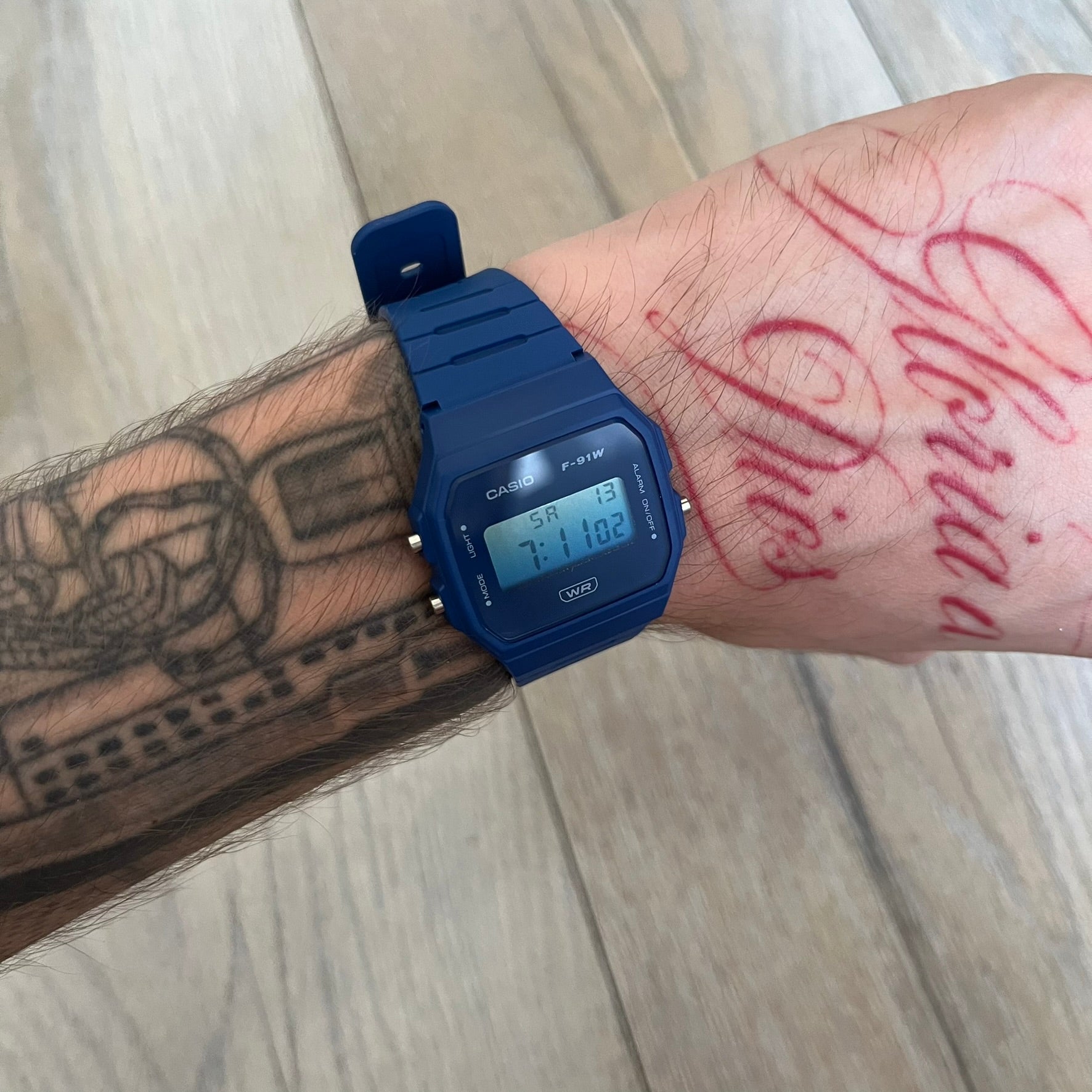 Custom Casio F-91W Dark blue digital watch featuring a Gradient blue filter screen. Slim 8.5 mm profile, lightweight 21 g build and flexible resin band ensure lasting comfort. Includes alarm, stopwatch, and microlight function for everyday functionality.