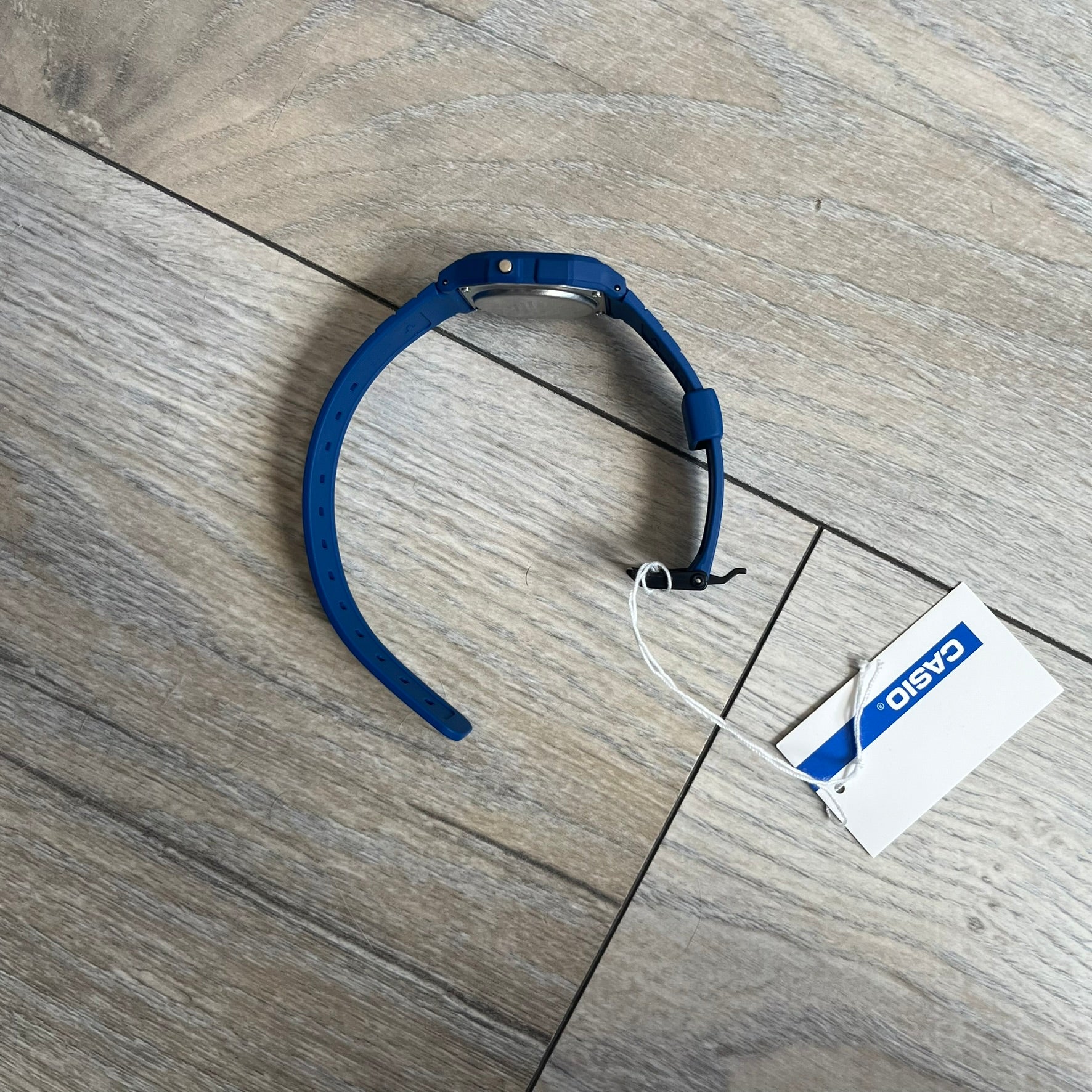 Custom Casio F-91W Dark blue digital watch featuring a matching Inverted Blue filter screen. Slim 8.5 mm profile, lightweight 21 g build and flexible resin band ensure lasting comfort. Includes alarm, stopwatch, and microlight function for everyday functionality.