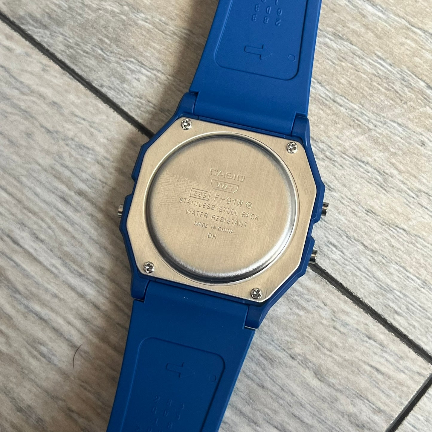 Custom Casio F-91W Dark blue digital watch featuring a matching Inverted Blue filter screen. Slim 8.5 mm profile, lightweight 21 g build and flexible resin band ensure lasting comfort. Includes alarm, stopwatch, and microlight function for everyday functionality.