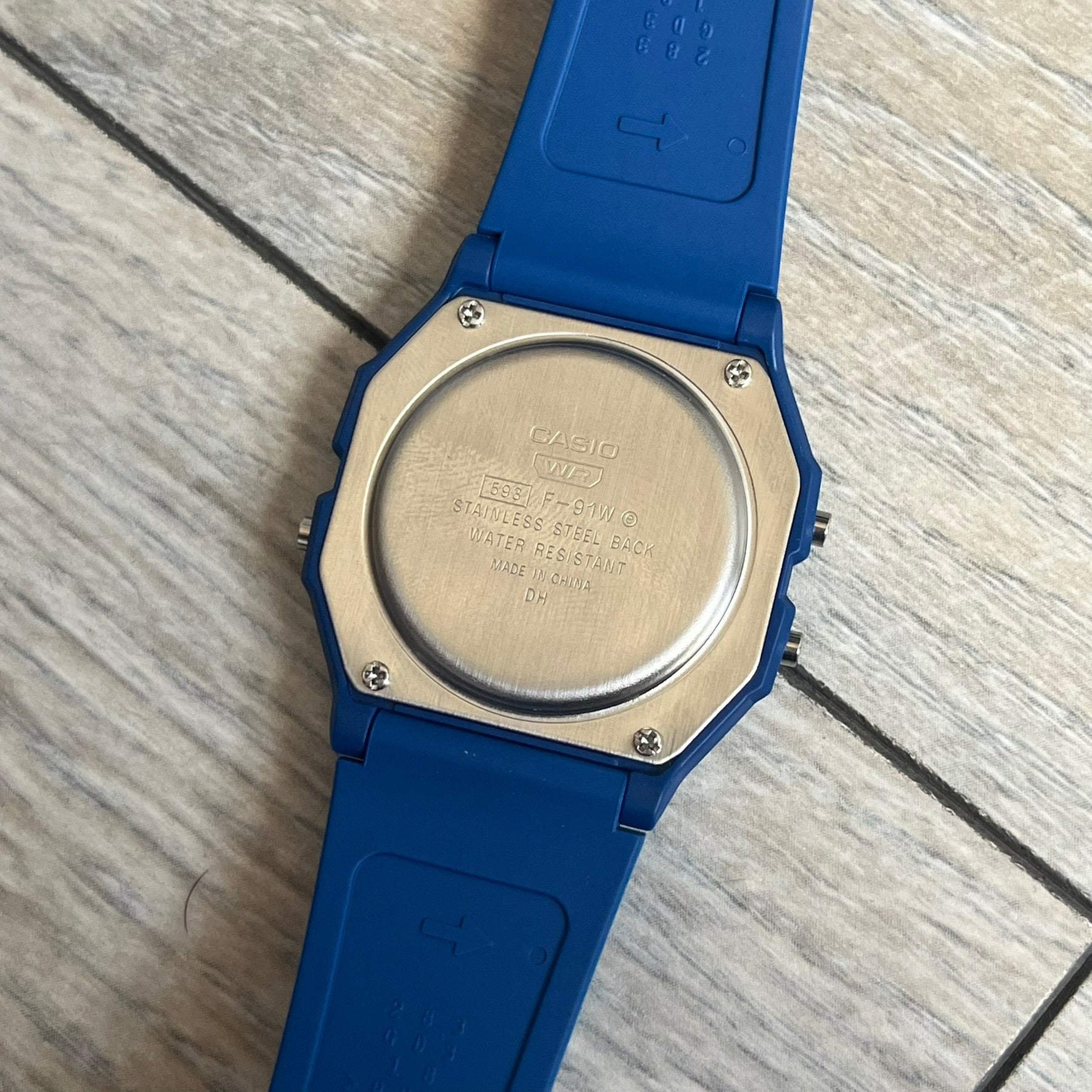 Custom Casio F-91W Dark blue digital watch featuring a matching Inverted Blue filter screen. Slim 8.5 mm profile, lightweight 21 g build and flexible resin band ensure lasting comfort. Includes alarm, stopwatch, and microlight function for everyday functionality.