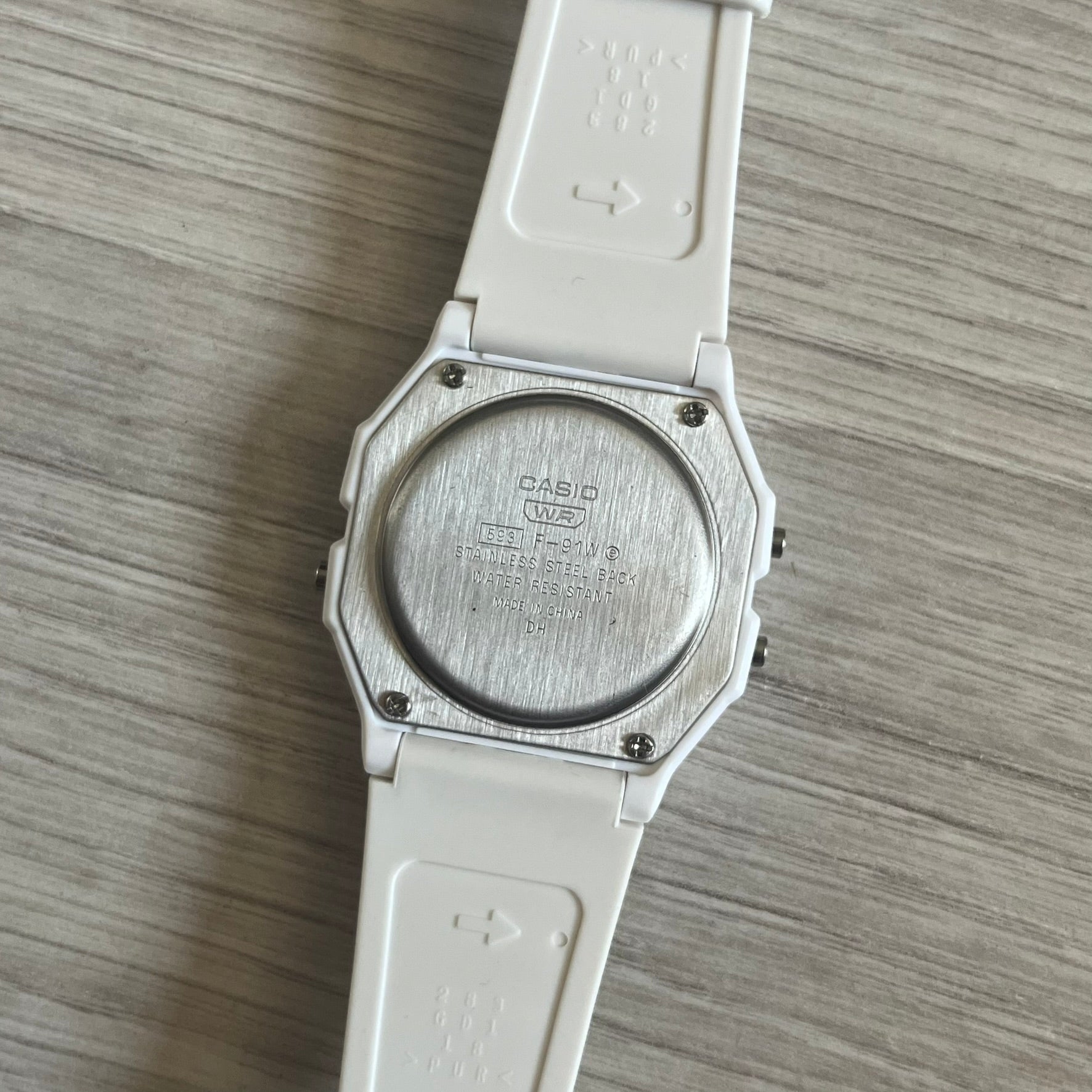 Custom Casio F-91W White digital watch featuring a Red Lips filter screen. Slim 8.5 mm profile, lightweight 21 g build and flexible bio-based resin band ensure lasting comfort. Includes alarm, stopwatch, and microlight function for everyday functionality.