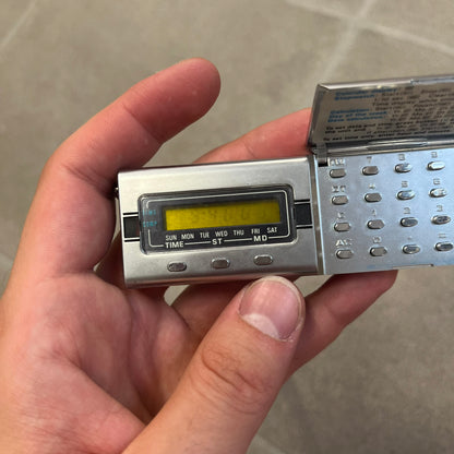Casio MQ-1 1977 Pocket Calculator & Digital Watch, also known as the “Boba Fett” calculator due to its use in Boba Fett’s official costume, is a rare Casio Micro Quartz model combining a compact calculator with a digital clock. Released in 1977 and made in Japan, it features a six-digit LCD display with a yellow filter designed to protect the screen.

The MQ-1 includes four-function calculations, time and date calculations, a clock, stopwatch, and date difference calculator with support from January 1, 1901