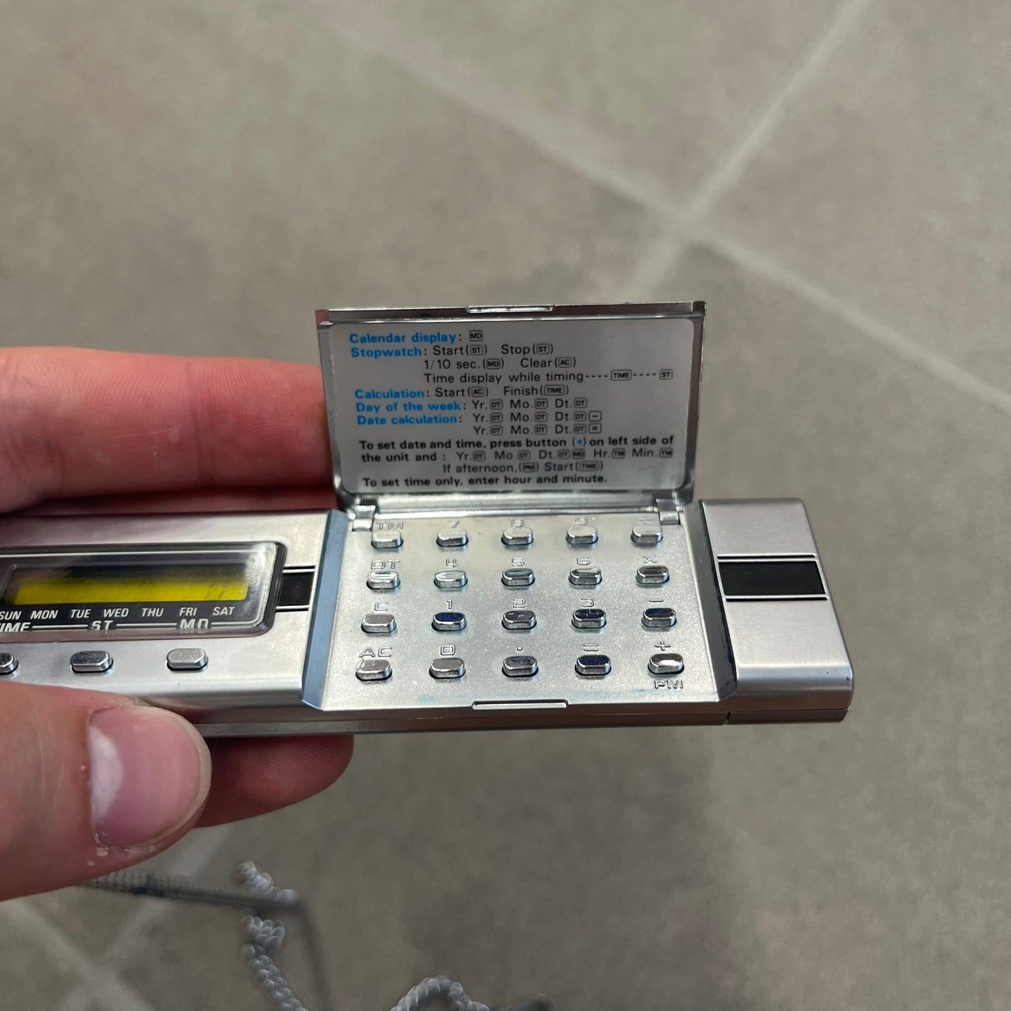 Casio MQ-1 1977 Pocket Calculator & Digital Watch, also known as the “Boba Fett” calculator due to its use in Boba Fett’s official costume, is a rare Casio Micro Quartz model combining a compact calculator with a digital clock. Released in 1977 and made in Japan, it features a six-digit LCD display with a yellow filter designed to protect the screen.

The MQ-1 includes four-function calculations, time and date calculations, a clock, stopwatch, and date difference calculator with support from January 1, 1901