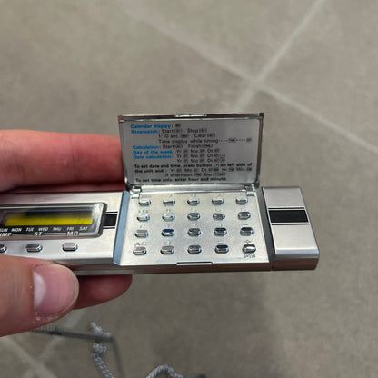 Casio MQ-1 1977 Pocket Calculator & Digital Watch, also known as the “Boba Fett” calculator due to its use in Boba Fett’s official costume, is a rare Casio Micro Quartz model combining a compact calculator with a digital clock. Released in 1977 and made in Japan, it features a six-digit LCD display with a yellow filter designed to protect the screen.

The MQ-1 includes four-function calculations, time and date calculations, a clock, stopwatch, and date difference calculator with support from January 1, 1901