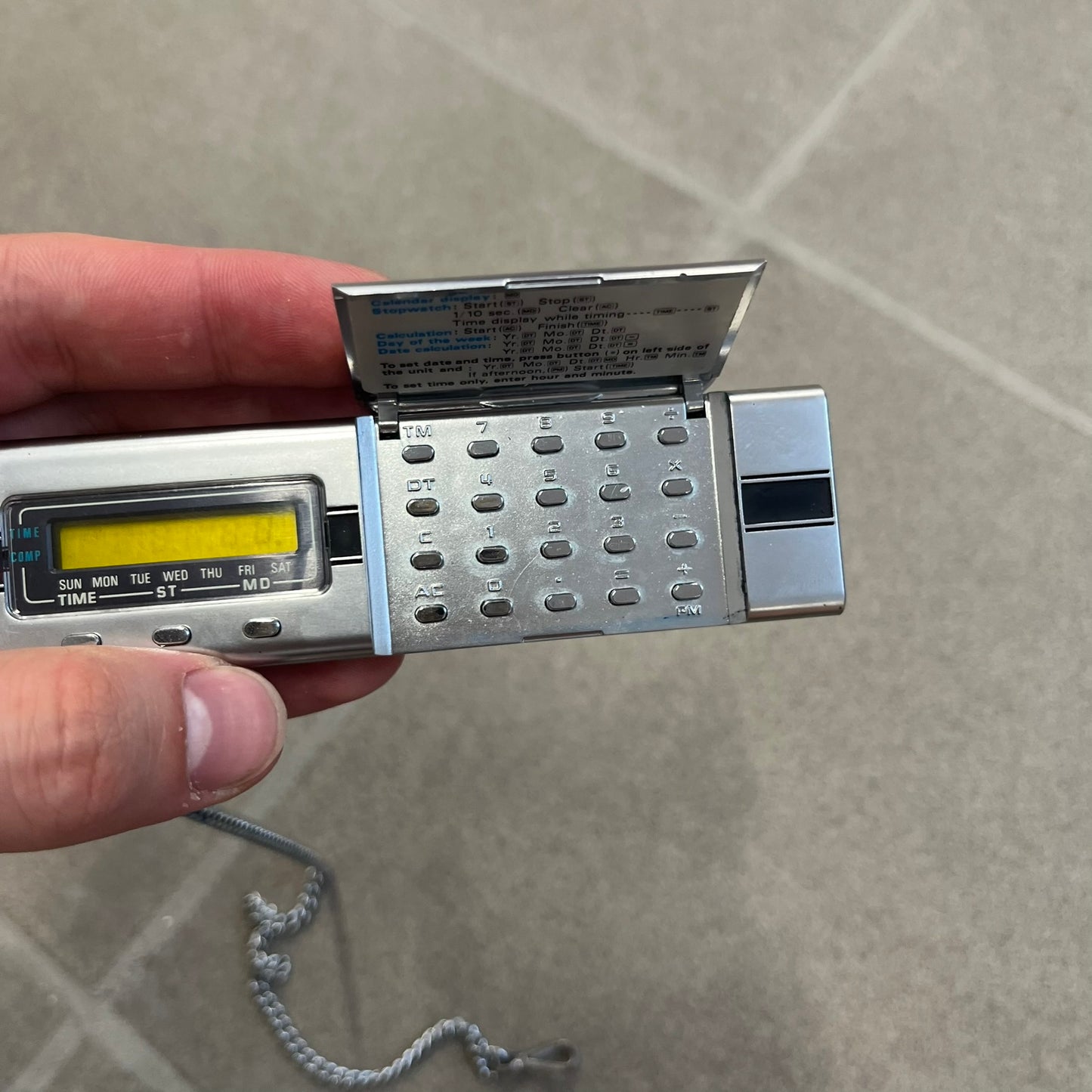 Casio MQ-1 1977 Pocket Calculator & Digital Watch, also known as the “Boba Fett” calculator due to its use in Boba Fett’s official costume, is a rare Casio Micro Quartz model combining a compact calculator with a digital clock. Released in 1977 and made in Japan, it features a six-digit LCD display with a yellow filter designed to protect the screen.

The MQ-1 includes four-function calculations, time and date calculations, a clock, stopwatch, and date difference calculator with support from January 1, 1901