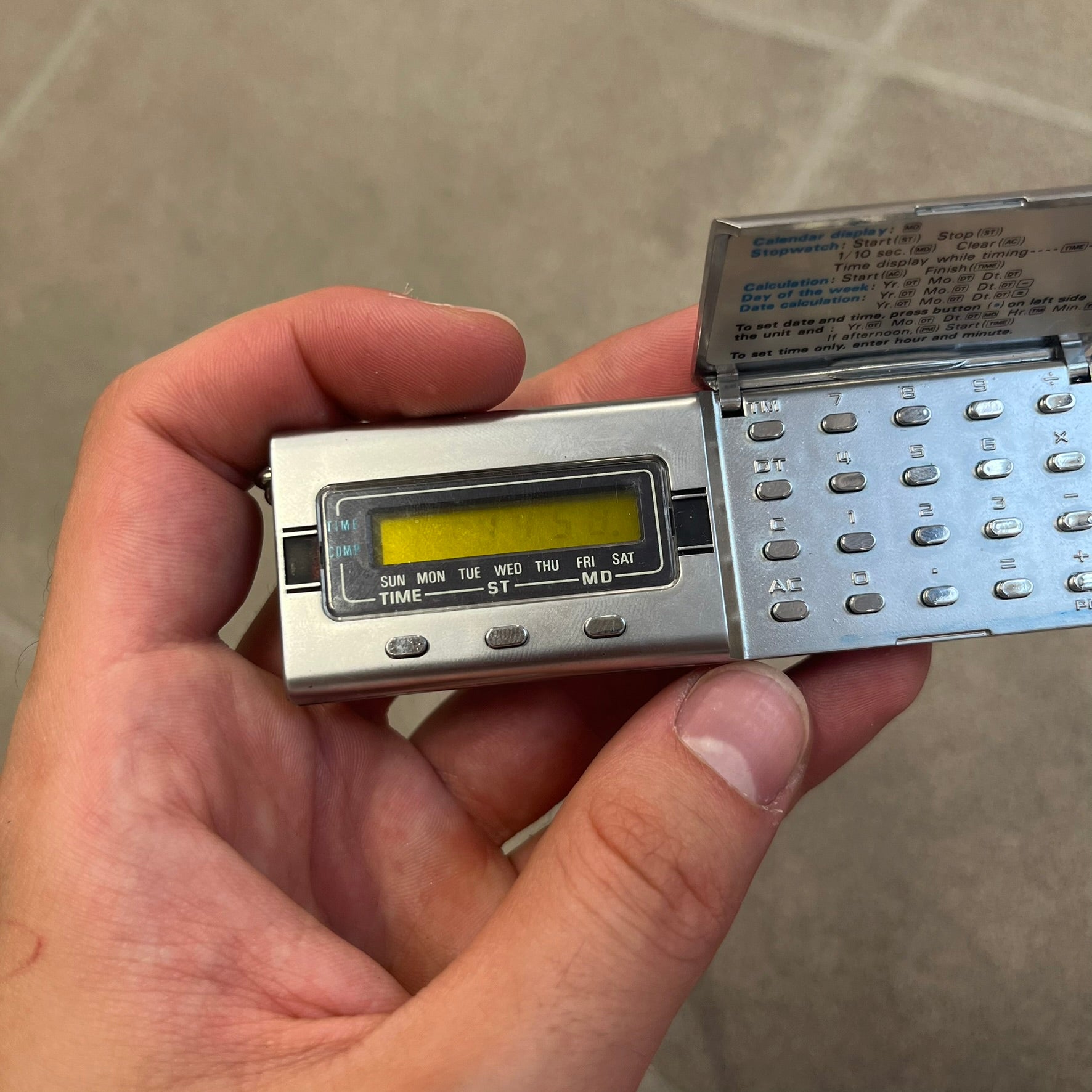 Casio MQ-1 1977 Pocket Calculator & Digital Watch, also known as the “Boba Fett” calculator due to its use in Boba Fett’s official costume, is a rare Casio Micro Quartz model combining a compact calculator with a digital clock. Released in 1977 and made in Japan, it features a six-digit LCD display with a yellow filter designed to protect the screen.

The MQ-1 includes four-function calculations, time and date calculations, a clock, stopwatch, and date difference calculator with support from January 1, 1901