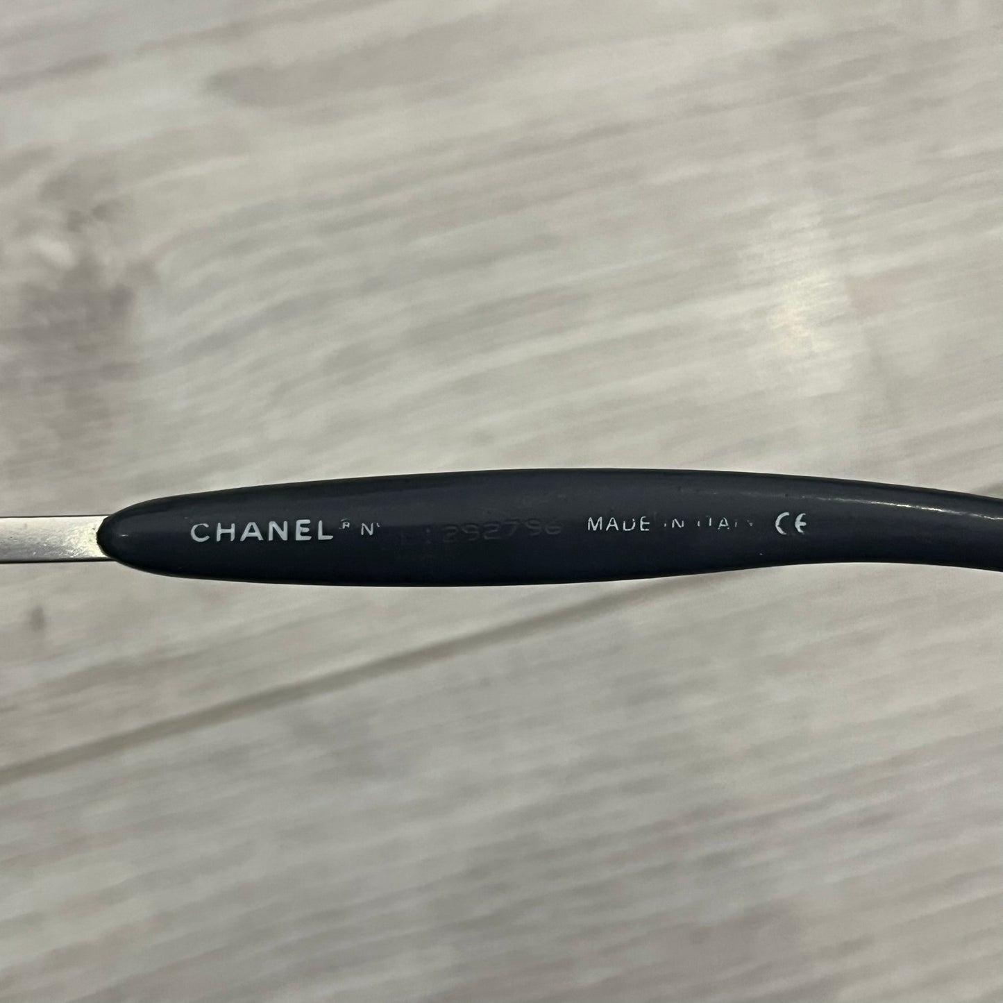 Chanel 4008 Rimless Silver Sunglasses with blue gradient lenses, combining a futuristic rimless design with vintage early 2000s style. Features CC logos on the temples, Chanel engraving on the bridge, and a silver metal frame. Made in Italy with CE certification.
