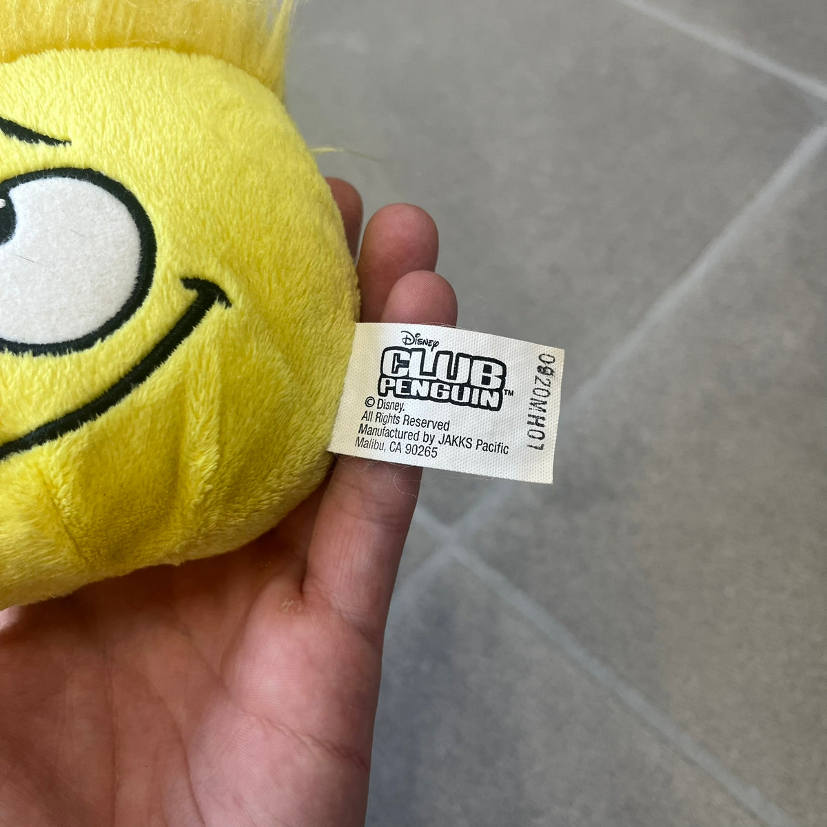 Club Penguin Series 2 Yellow Puffle Plushie was Released in 2009 by Disney and Jakks Pacific, featuring a looking up embroidered face, troll-like hair and a half plush half beanie body. It comes with a Disney-licensed tag.