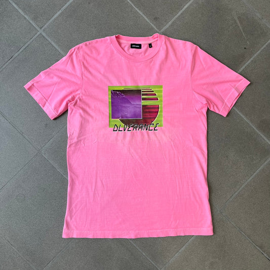 Diesel DLVERANCE Bright Pink Tee features a 100% cotton jersey construction with a fluorescent pink pigment-dyed finish. The front has a rubberised “DLVERANCE” graphic, with a small rubber “Copyright” logo on the lower back.