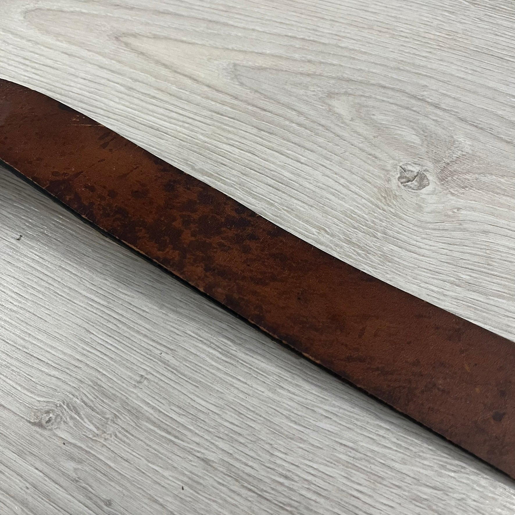 Diesel “Only The Brave” leather belt crafted in Italy from 100% brown leather and finished with a metal buckle with leather front. The buckle displays the Mohawk Warrior helmet motif with surrounding Diesel branding for an iconic look.