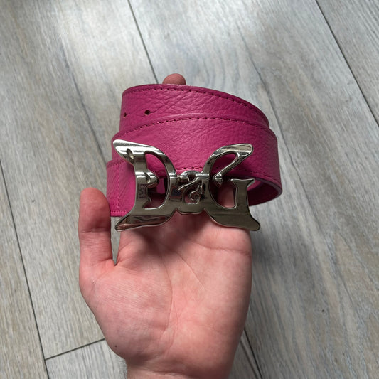 Dolce &amp; Gabbana 2008 Butterfly Buckle Pink Leather Belt from the AW2008 collection. Crafted from smooth pink leather with visible edge stitching, this belt features a big silver-tone D&amp;G logo buckle shaped in a butterfly-style form. The buckle has a polished metal finish, while the belt itself is made from 100% leather and retains a clean, structured profile. An original seasonal accessory from Dolce &amp; Gabbana’s AW2008 season.