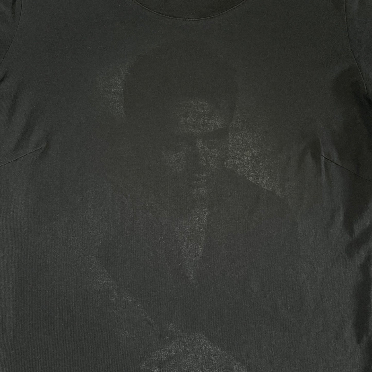 This Dolce &amp; Gabbana James Dean Black Tee features a premium Italian-made cotton construction with a front portrait of James. The design includes pretty big white/grey “James Dean” text across the upper back. The t-shirt celebrates the lasting influence of James Dean, a defining figure of mid-century cinema.