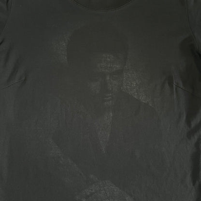 This Dolce &amp; Gabbana James Dean Black Tee features a premium Italian-made cotton construction with a front portrait of James. The design includes pretty big white/grey “James Dean” text across the upper back. The t-shirt celebrates the lasting influence of James Dean, a defining figure of mid-century cinema.