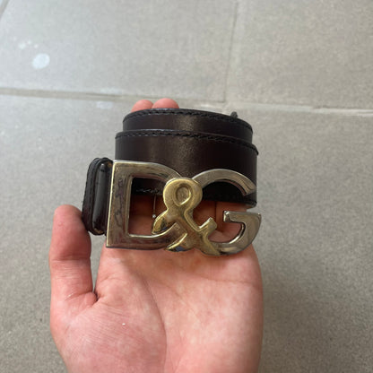 Dolce & Gabbana Kids Logo Brown Leather Belt features a brown leather strap with a cutout D&G logo buckle. The buckle combines a silver-tone “DG” design with a gold-tone ampersand detail. Made in Italy, the belt is crafted from 100% leather.
