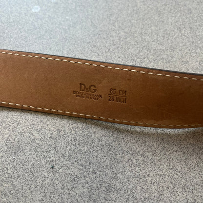 Dolce & Gabbana Kids Logo Brown Leather Belt features a brown leather strap with a cutout D&G logo buckle. The buckle combines a silver-tone “DG” design with a gold-tone ampersand detail. Made in Italy, the belt is crafted from 100% leather.
