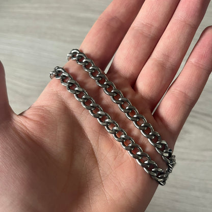 D&amp;G DJ0564 Pendant Necklace showcases a large silver curb chain paired with a rectangular silver frame pendant. Inside, black leather embossed with the D&amp;G logo adds contrast and sophistication. A striking blend of luxury leather and stainless steel craftsmanship.