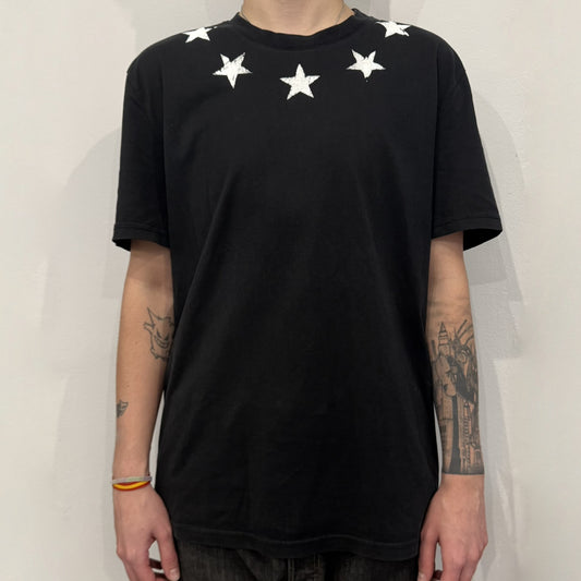 This Givenchy Distressed Black Stars Tee features the label’s iconic star motif from the FW18 season, with five stars across the front collar and four at the back. Crafted in Portugal from 100% cotton, it offers a slim fit and a soft, ribbed crewneck finish. A sought-after Givenchy stars shirt, and yes the distressed stars are intentional, not due to wear.