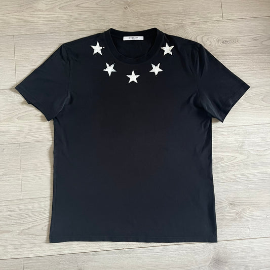 This Givenchy Distressed Black Stars Tee features the label’s iconic star motif from the FW18 season, with five stars across the front collar and four at the back. Crafted in Portugal from 100% cotton, it offers a slim fit and a soft, ribbed crewneck finish. A sought-after Givenchy stars shirt, and yes the distressed stars are intentional, not due to wear.