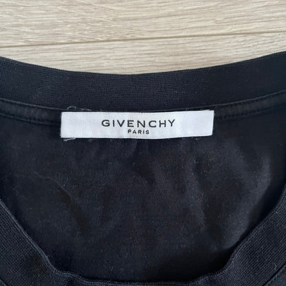 This Givenchy Distressed Black Stars Tee features the label’s iconic star motif from the FW18 season, with five stars across the front collar and four at the back. Crafted in Portugal from 100% cotton, it offers a slim fit and a soft, ribbed crewneck finish. A sought-after Givenchy stars shirt, and yes the distressed stars are intentional, not due to wear.