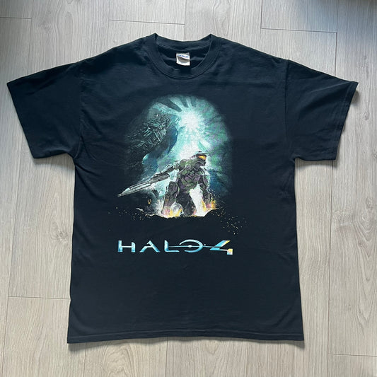 Halo 4 cover tee from 2012, printed on black Gildan heavy cotton. Features the iconic game cover artwork with Master Chief and beautiful Halo 4 text underneath. A collectible piece for Xbox and Halo fans.