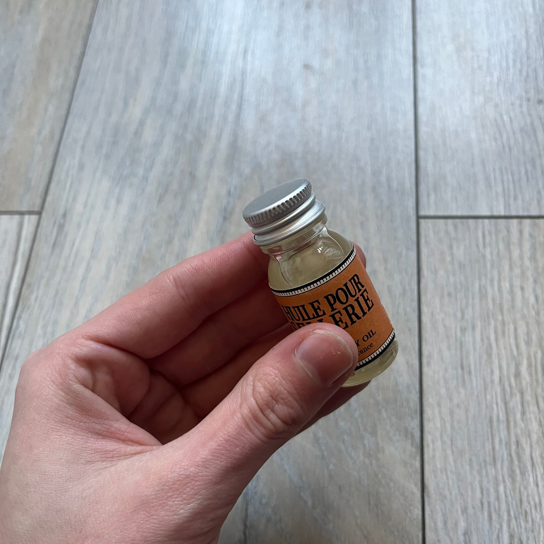 Small model Hermès Étrivière dog collar crafted from Natural Sable bridle leather. The collar features a stirrup-shaped buckle stamped HERMÈS, a metal D-ring for leash attachment, and leather stamped “HERMÈS PARIS MADE IN FRANCE.” It includes a 2 cm silver-plated stainless steel medal engraved “Hermès Sellier Paris,” with the reverse side suitable for engraving