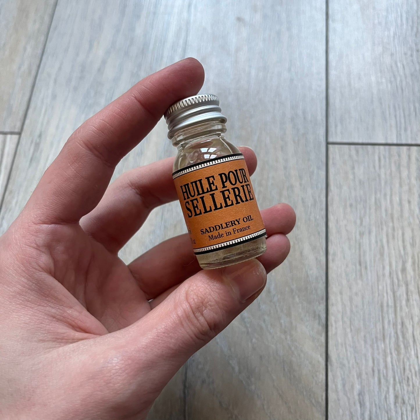 Small model Hermès Étrivière dog collar crafted from Natural Sable bridle leather. The collar features a stirrup-shaped buckle stamped HERMÈS, a metal D-ring for leash attachment, and leather stamped “HERMÈS PARIS MADE IN FRANCE.” It includes a 2 cm silver-plated stainless steel medal engraved “Hermès Sellier Paris,” with the reverse side suitable for engraving