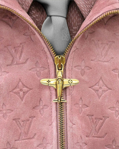 Shop high-end fashion at Único13 and immerse yourself in the world of luxury. Explore iconic brands like Gucci, Louis Vuitton, and Balenciaga, and elevate your wardrobe with premium, exclusive pieces. From statement items to timeless classics, our curated selection ensures your style always stands out.