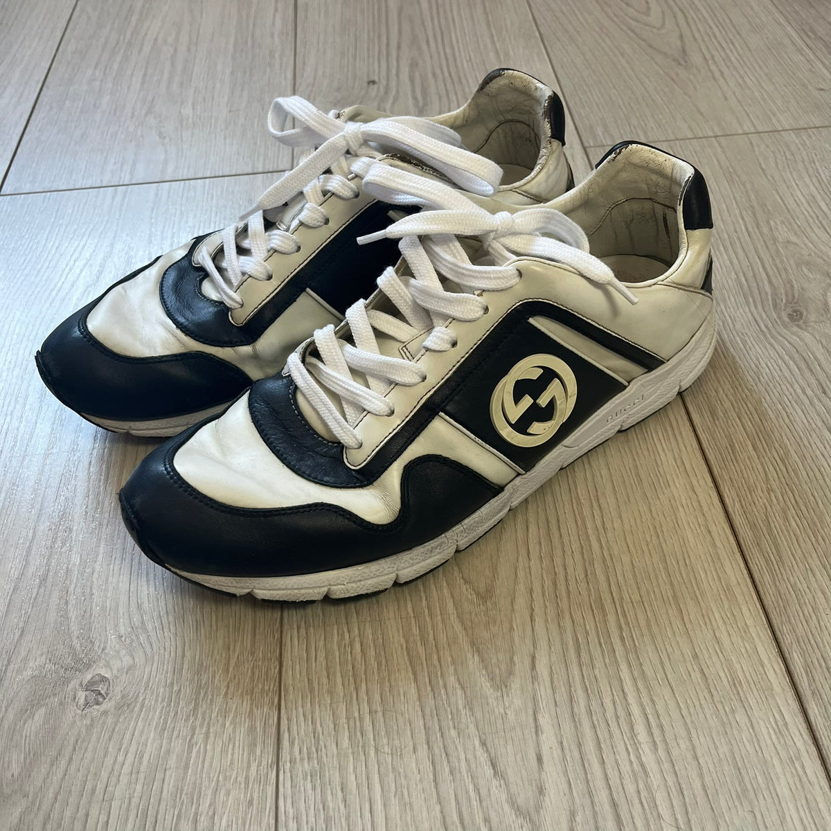 gucci interlocking gg low top sneakers – único13