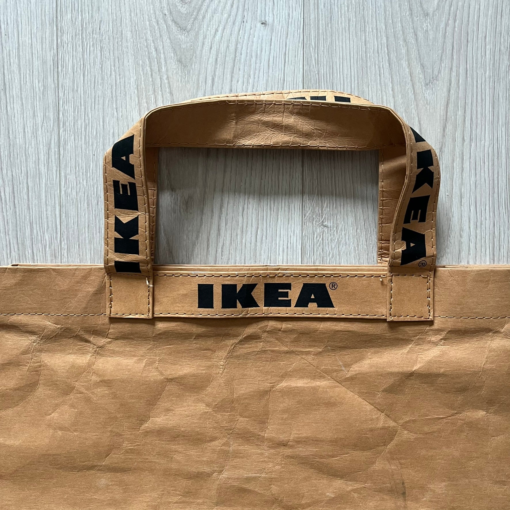 Ikea x Virgil Abloh Markerad "Sculpture" Carrier Bag from FW19 reimagines the iconic blue Frakta tote in reinforced brown paper. Embellished with Abloh’s signature quotation marks, the “SCULPTURE” print transforms a utilitarian object into conceptual design. A collectible symbol of functional art and everyday irony.