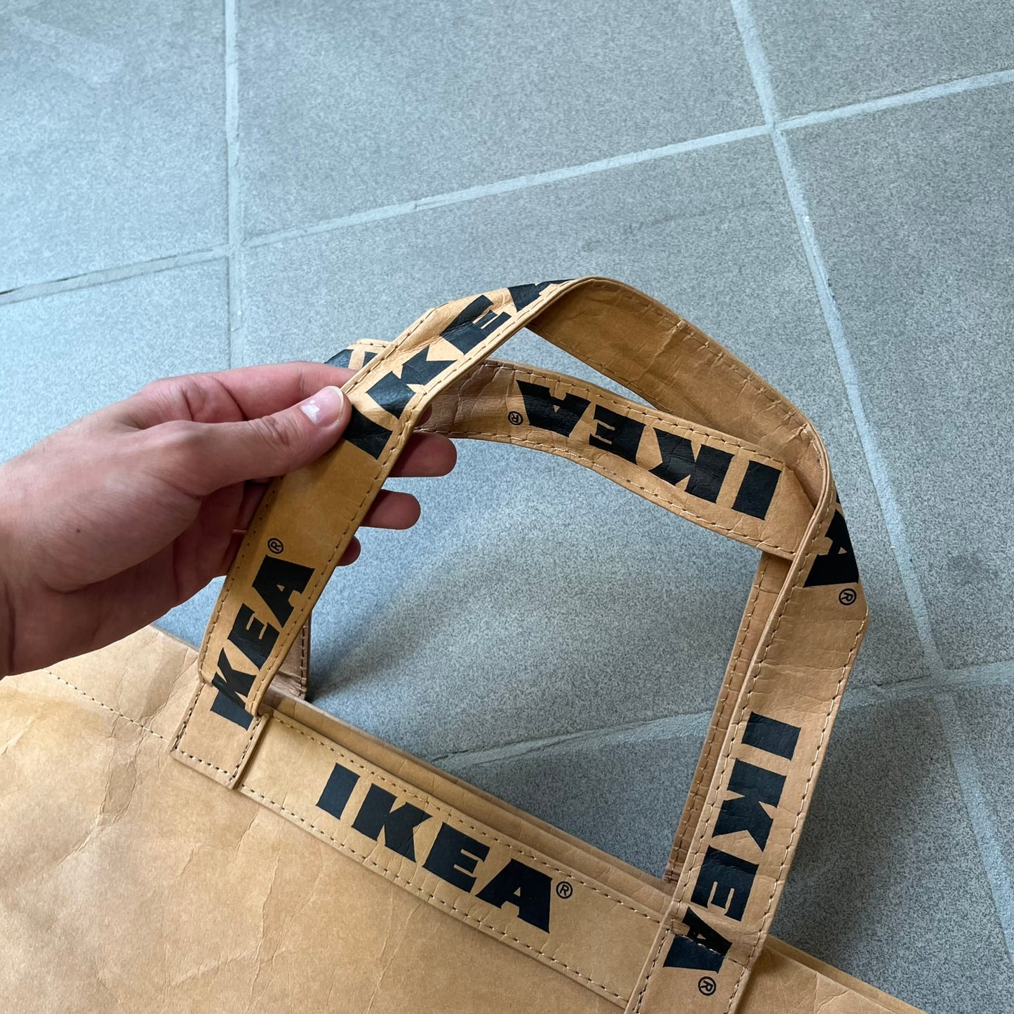 Ikea x Virgil Abloh Markerad "Sculpture" Carrier Bag from FW19 reimagines the iconic blue Frakta tote in reinforced brown paper. Embellished with Abloh’s signature quotation marks, the “SCULPTURE” print transforms a utilitarian object into conceptual design. A collectible symbol of functional art and everyday irony.