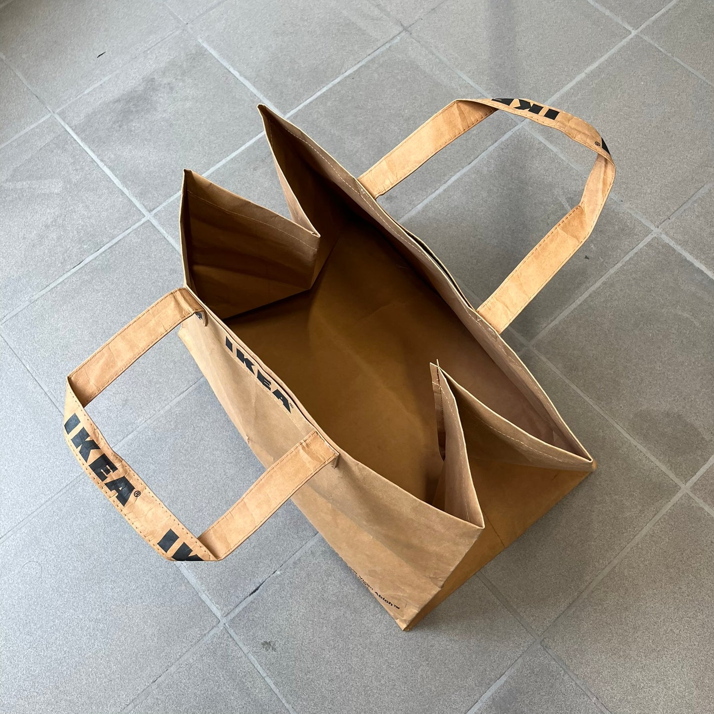 Ikea x Virgil Abloh Markerad "Sculpture" Carrier Bag from FW19 reimagines the iconic blue Frakta tote in reinforced brown paper. Embellished with Abloh’s signature quotation marks, the “SCULPTURE” print transforms a utilitarian object into conceptual design. A collectible symbol of functional art and everyday irony.
