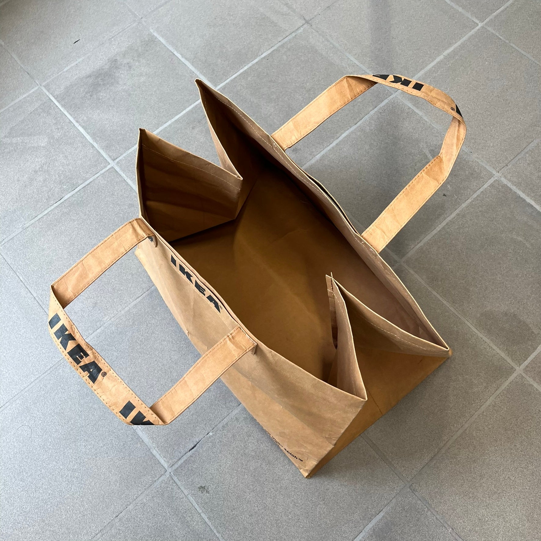 Ikea x Virgil Abloh Markerad "Sculpture" Carrier Bag from FW19 reimagines the iconic blue Frakta tote in reinforced brown paper. Embellished with Abloh’s signature quotation marks, the “SCULPTURE” print transforms a utilitarian object into conceptual design. A collectible symbol of functional art and everyday irony.