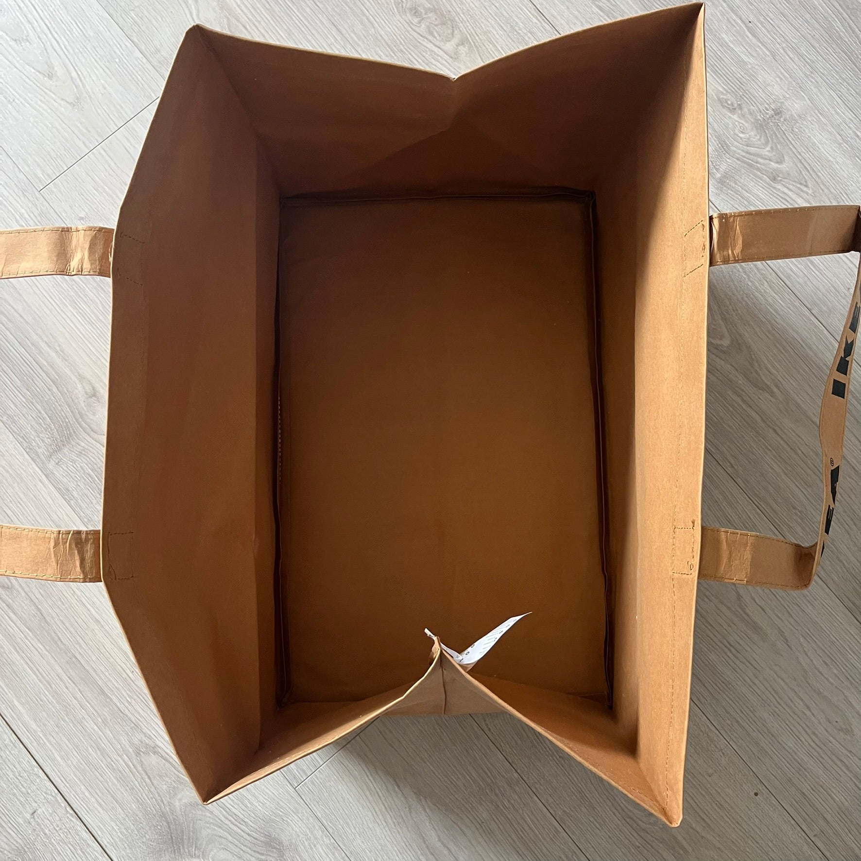 Ikea x Virgil Abloh Markerad "Sculpture" Carrier Bag from FW19 reimagines the iconic blue Frakta tote in reinforced brown paper. Embellished with Abloh’s signature quotation marks, the “SCULPTURE” print transforms a utilitarian object into conceptual design. A collectible symbol of functional art and everyday irony.