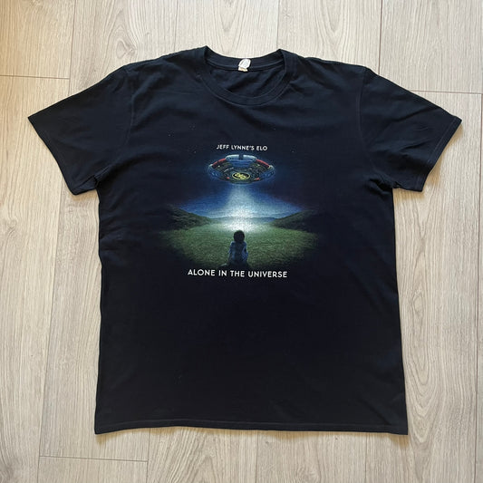 Official tour tee from Jeff Lynne’s Alone in the Universe era, released in 2015. The shirt comes in black with the album artwork printed on the front, while the back lists the 2015/2016 tour stops including London, Amsterdam, and Oberhausen
