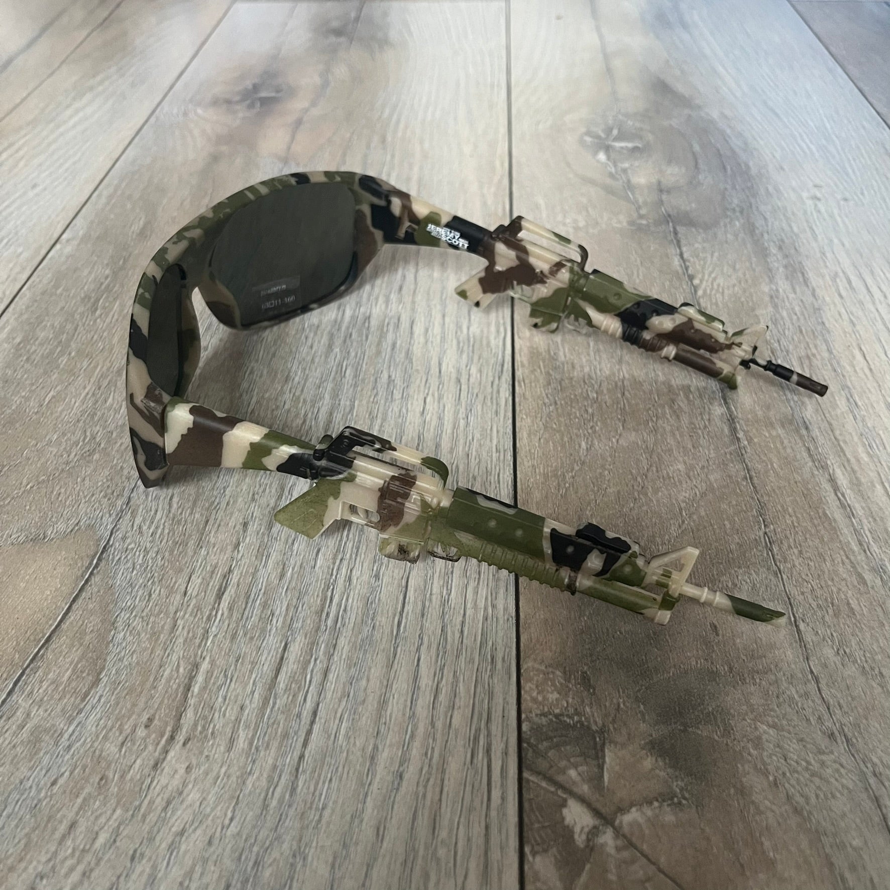 シルキー CO2 SCHILKE–FADDIS GP カスタムヘビー 美品 Jeremy Scott x Linda Farrow SS2013 Green Camo M16 Rifle Sunglasses