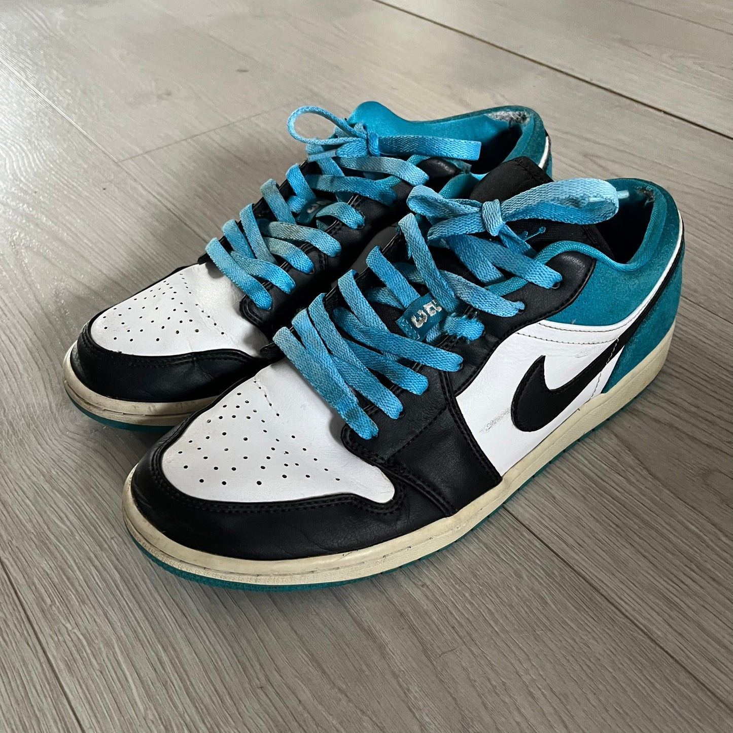 The Jordan 1 Low “Laser Blue” (CK3022-004) showcases a sharp mix of black, white, and vibrant blue tones. Constructed from premium suede and leather, it features the classic black Nike Swoosh and a contrasting Laser Blue outsole. Released in April 2020.
