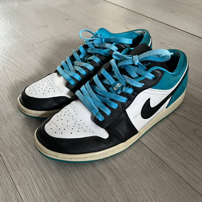 The Jordan 1 Low “Laser Blue” (CK3022-004) showcases a sharp mix of black, white, and vibrant blue tones. Constructed from premium suede and leather, it features the classic black Nike Swoosh and a contrasting Laser Blue outsole. Released in April 2020.