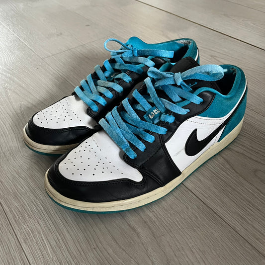 The Jordan 1 Low “Laser Blue” (CK3022-004) showcases a sharp mix of black, white, and vibrant blue tones. Constructed from premium suede and leather, it features the classic black Nike Swoosh and a contrasting Laser Blue outsole. Released in April 2020.