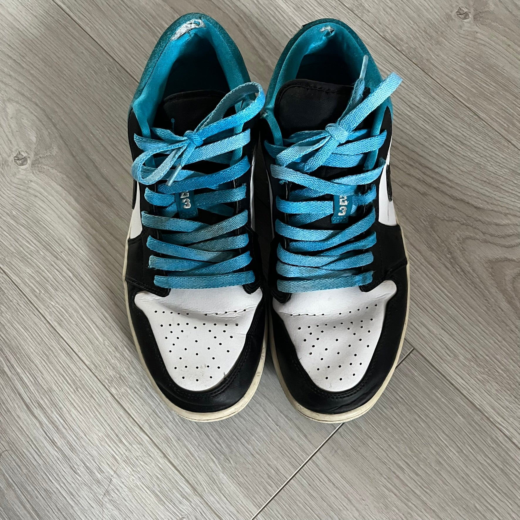 The Jordan 1 Low “Laser Blue” (CK3022-004) showcases a sharp mix of black, white, and vibrant blue tones. Constructed from premium suede and leather, it features the classic black Nike Swoosh and a contrasting Laser Blue outsole. Released in April 2020.