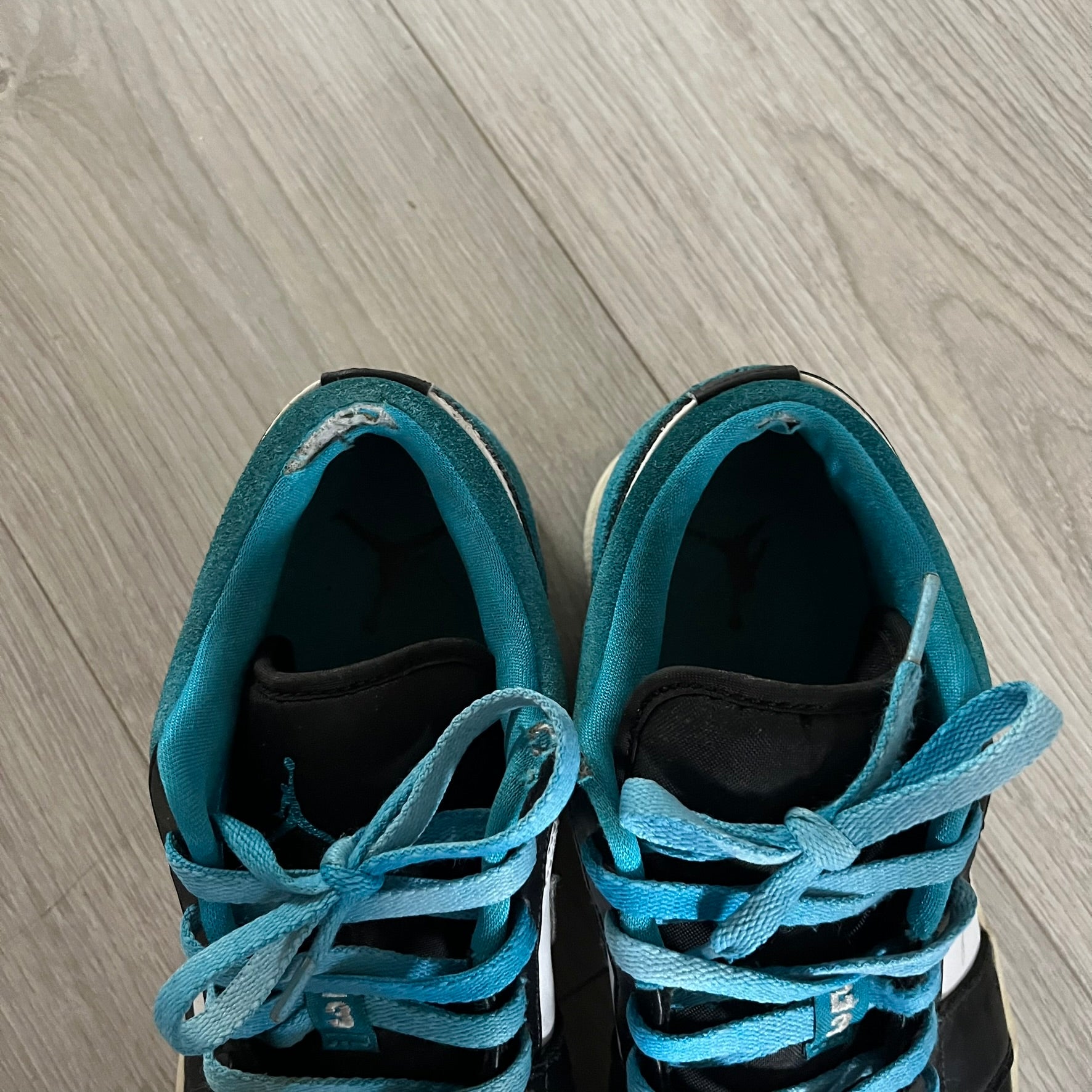 The Jordan 1 Low “Laser Blue” (CK3022-004) showcases a sharp mix of black, white, and vibrant blue tones. Constructed from premium suede and leather, it features the classic black Nike Swoosh and a contrasting Laser Blue outsole. Released in April 2020.