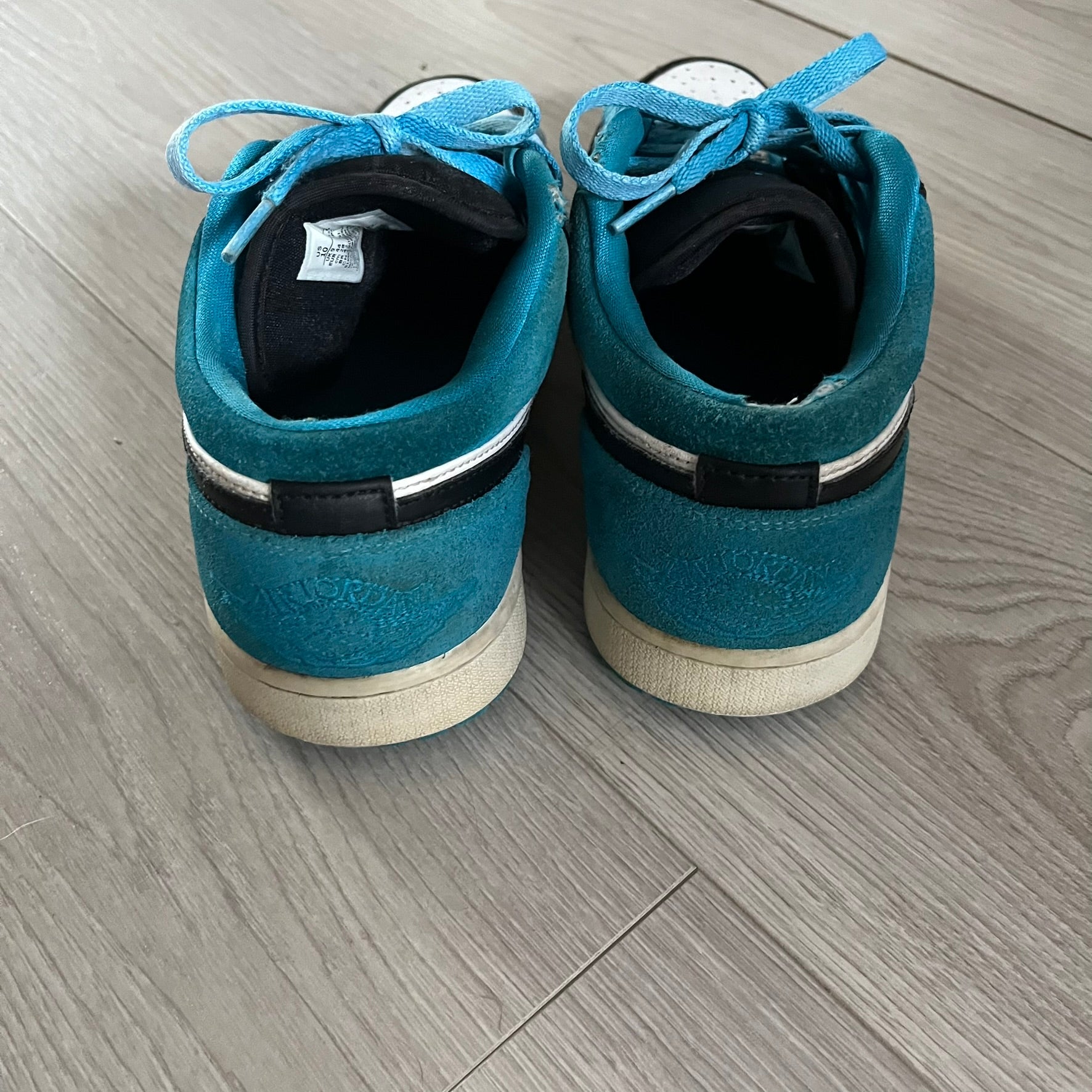 The Jordan 1 Low “Laser Blue” (CK3022-004) showcases a sharp mix of black, white, and vibrant blue tones. Constructed from premium suede and leather, it features the classic black Nike Swoosh and a contrasting Laser Blue outsole. Released in April 2020.