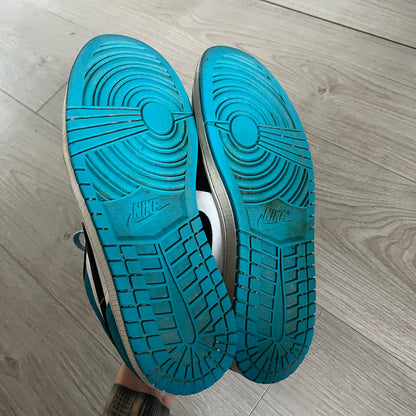 The Jordan 1 Low “Laser Blue” (CK3022-004) showcases a sharp mix of black, white, and vibrant blue tones. Constructed from premium suede and leather, it features the classic black Nike Swoosh and a contrasting Laser Blue outsole. Released in April 2020.