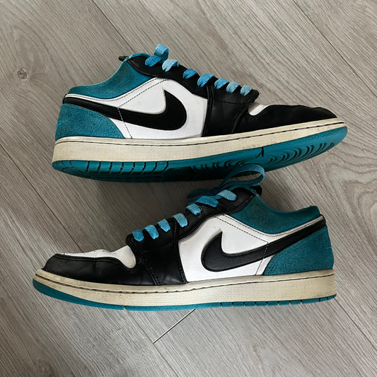 The Jordan 1 Low “Laser Blue” (CK3022-004) showcases a sharp mix of black, white, and vibrant blue tones. Constructed from premium suede and leather, it features the classic black Nike Swoosh and a contrasting Laser Blue outsole. Released in April 2020.