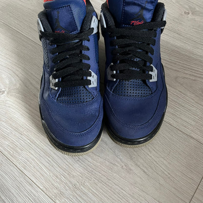 The Air Jordan 4 Retro Winterized “Loyal Blue” (CQ9745-401) reimagines the classic silhouette with a cold-weather upgrade. Crafted in premium Loyal Blue leather with rubberized panels and fleece-lined interiors for added warmth, it combines performance with rugged luxury. Released in December 2019, this model channels the look of the rare “Eminem Encore” 4s, making it a standout piece in the Jordan lineup.