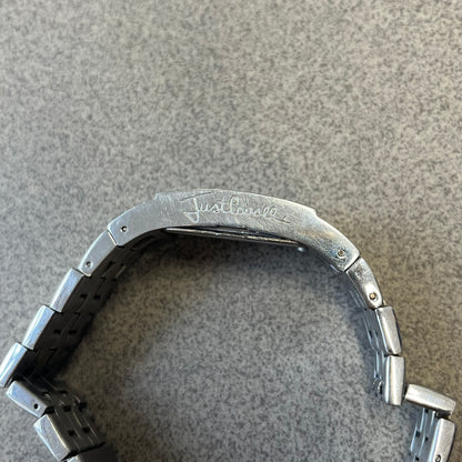 Just Cavalli Colas 2010’s Zebra Analog Watch is a stainless steel analog watch with a white and black zebra print dial and a silver Just Cavalli logo. The band matches the width of the case and has crystal details, and “Cavalli” is engraved on one side of the case.