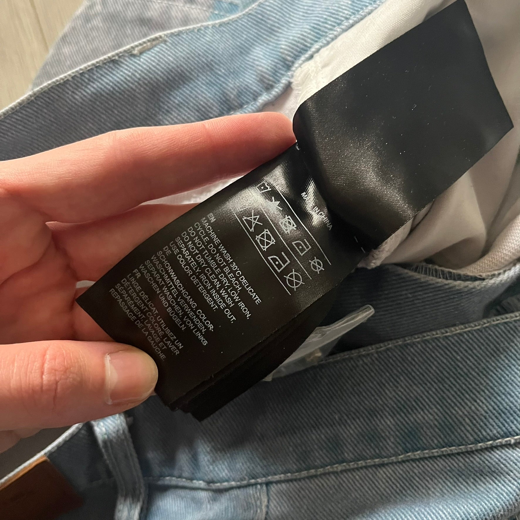 The Karl Kani Signature Eagle Printed Jeans feature a multi-tone eagle graphic over a mountain landscape on a classic blue denim base. Made from 100% cotton, these baggy jeans have a relaxed, wide-leg fit with straight cut legs, a button and zip fastening, and embroidered Karl Kani branding on the back and front pockets. The all-over print extends across the front and back, creating a unique and vintage-inspired look from the FW22 Season.